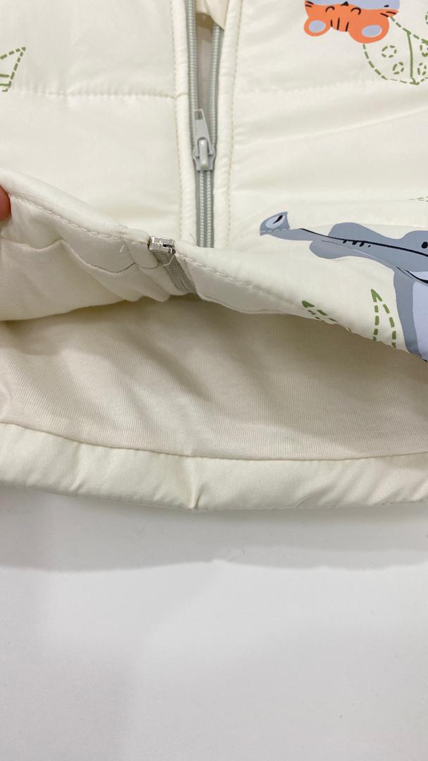 Ensemble bébé 3 pièces – Gilet matelassé à capuche, sweat safari et pantalon assorti 🐘🚙