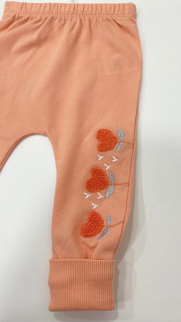 Ensemble bébé 3 pièces – Gilet matelassé fleuri avec capuche + sweat et pantalon assorti 🌸💛